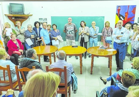 El local social de Prezanes ha albergado una concurrida reunión vecinal sobre el coto de caza.