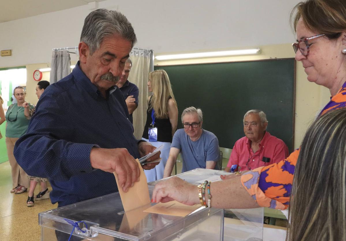 Revilla deposita su voto en las recientes elecciones.