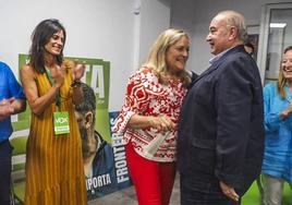 Emilio del Valle abraza a su mujer, en presencia de Leticia Díaz.