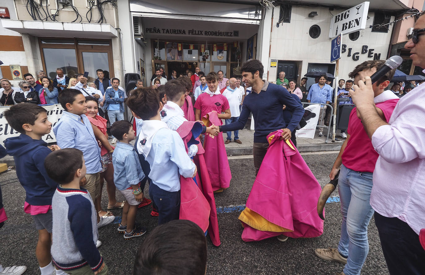 El diestro, muy cordial con los más jóvenes de la peña 