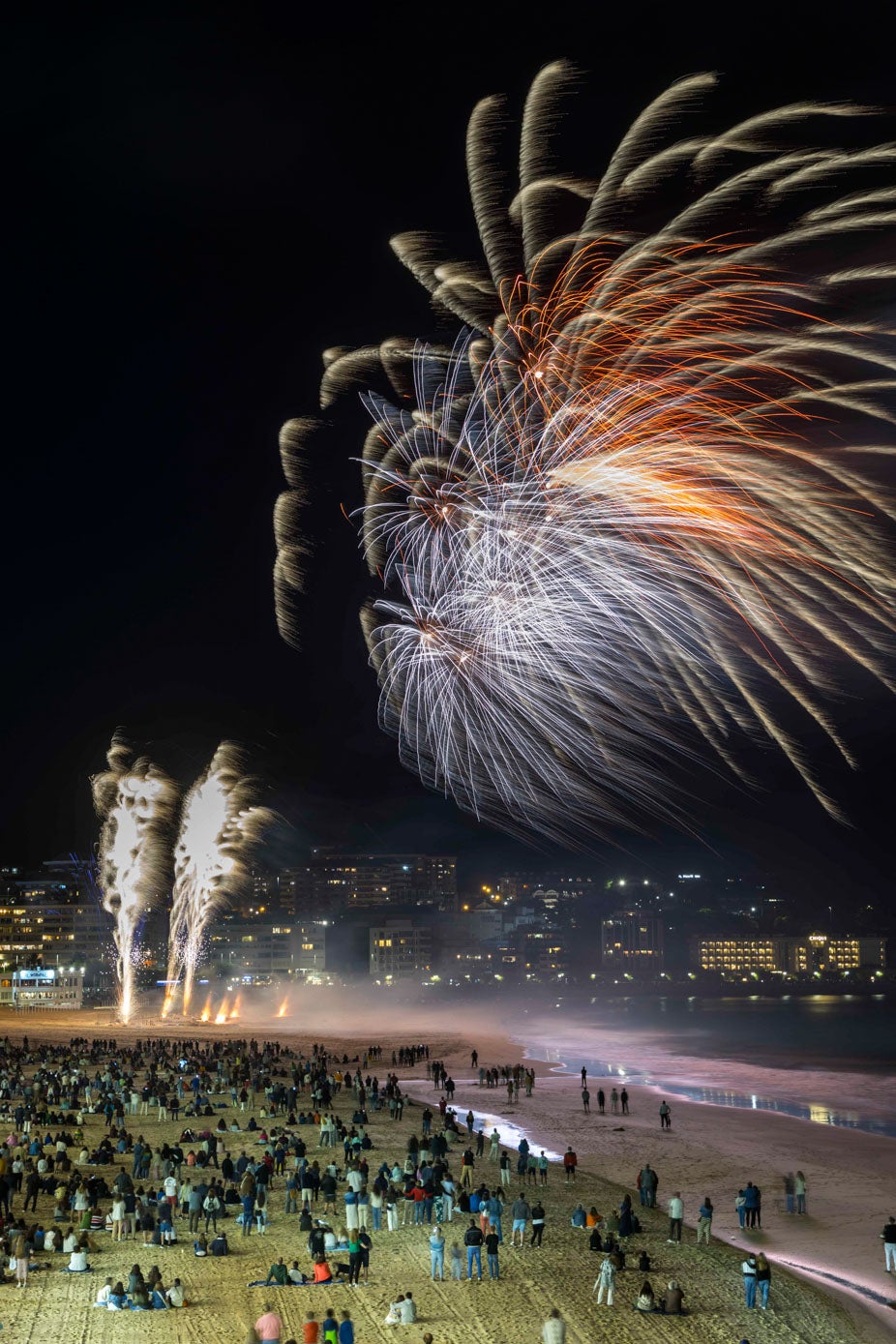 Los proyectiles, que se lanzaron desde la Segunda playa de El Sardinero, iluminarón el cielo con una explosión de color.