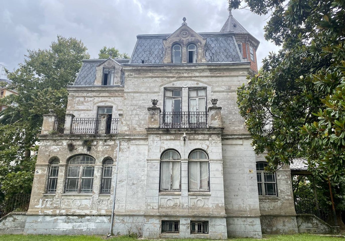 Fachada del palacete de Villaluz en Colindres