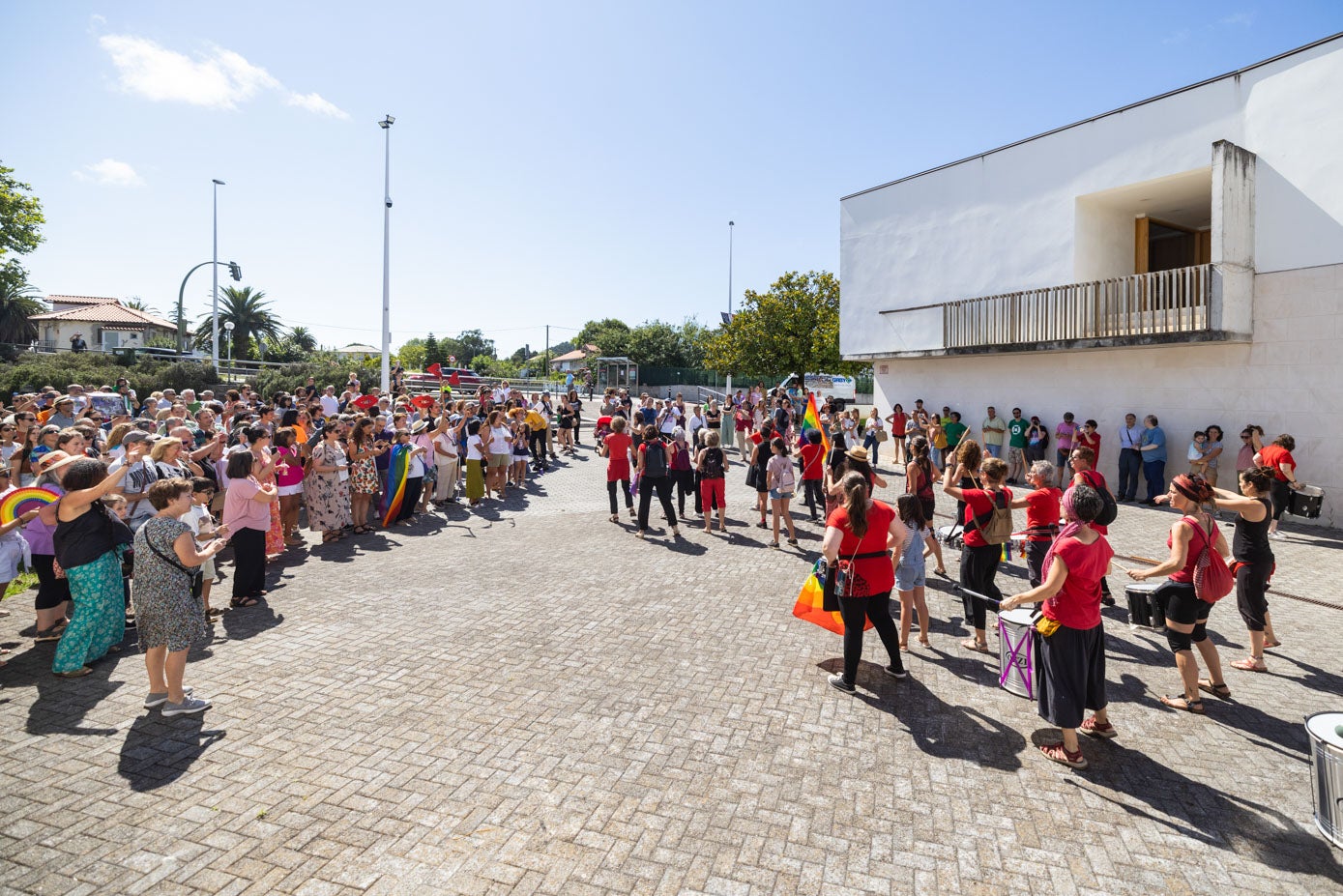 Decenas de personas han participado en la 'performance' que se había convocado en la plaza del Ayuntamiento de Santa Cruz de Bezana