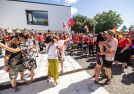 Numerosas personas se animaron a besarse frente a la puerta del Ayuntamiento de Santa Cruz de Bezana.