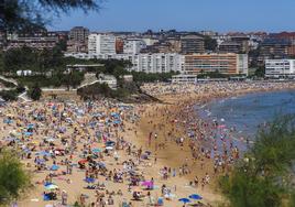 Imagen que presentaba ayer la Primera playa de El Sardinero, en Santander.