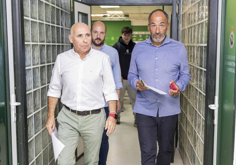 Manolo Higuera y Sebastián Ceria, en la zona mixta de los Campos de Sport tras su rueda de prensa.