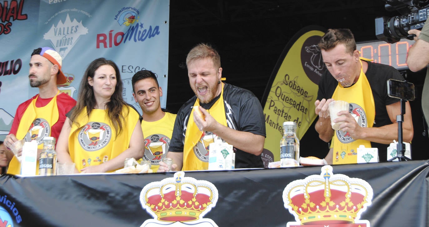 En el centro, Valentín Carrasco Ferrer todavía comiendo poco antes de proclamarse ganador.