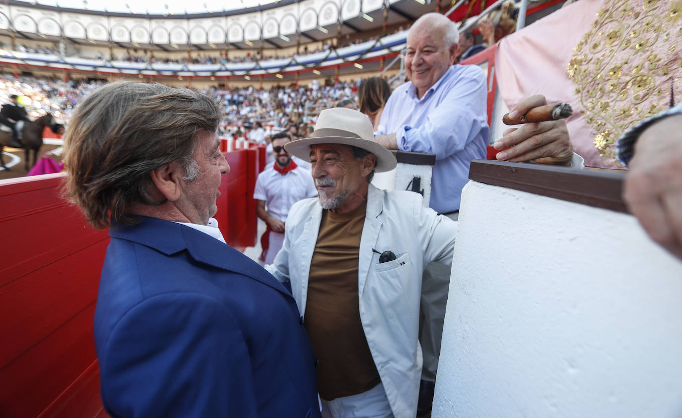 Curro Vázquez (izquierda) saluda a Luis Francisco Splá en presencia de Indalecio Sobrino, presidente del Consejo de Administración de la Plaza