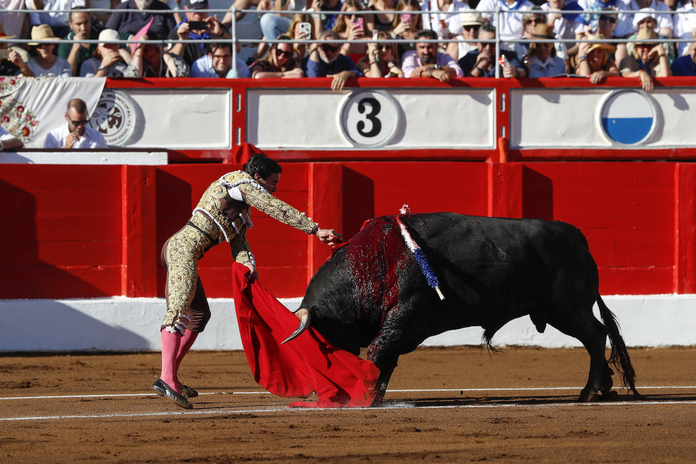 Estocada de Juan Ortega al segundo de la tarde