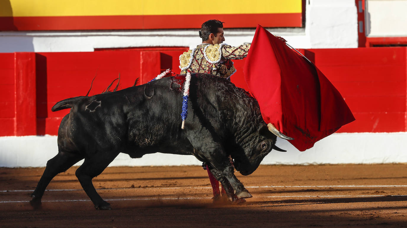 Talavante se pasa el toro por la espalda