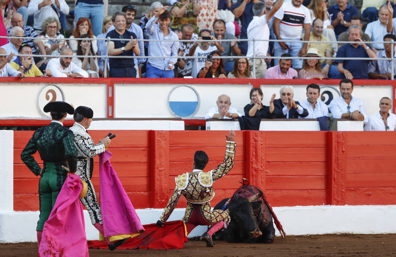 Talavante saluda al público tras pasaportar el toro