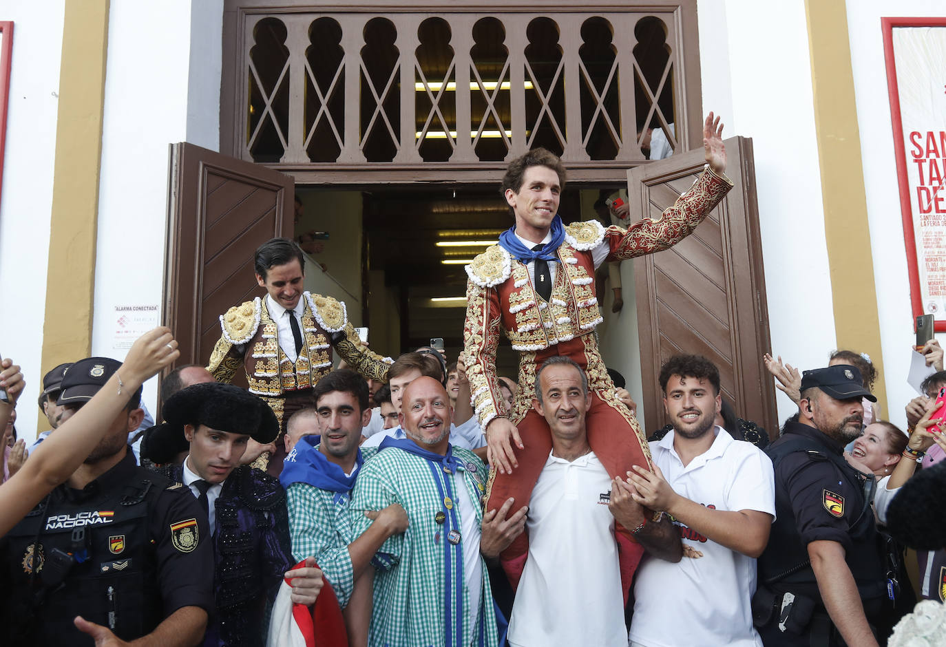 Gines Marín y Juan Ortega a hombros por la puerta grande. Les acompaña dos mimebros de la Peña La Panderetuca