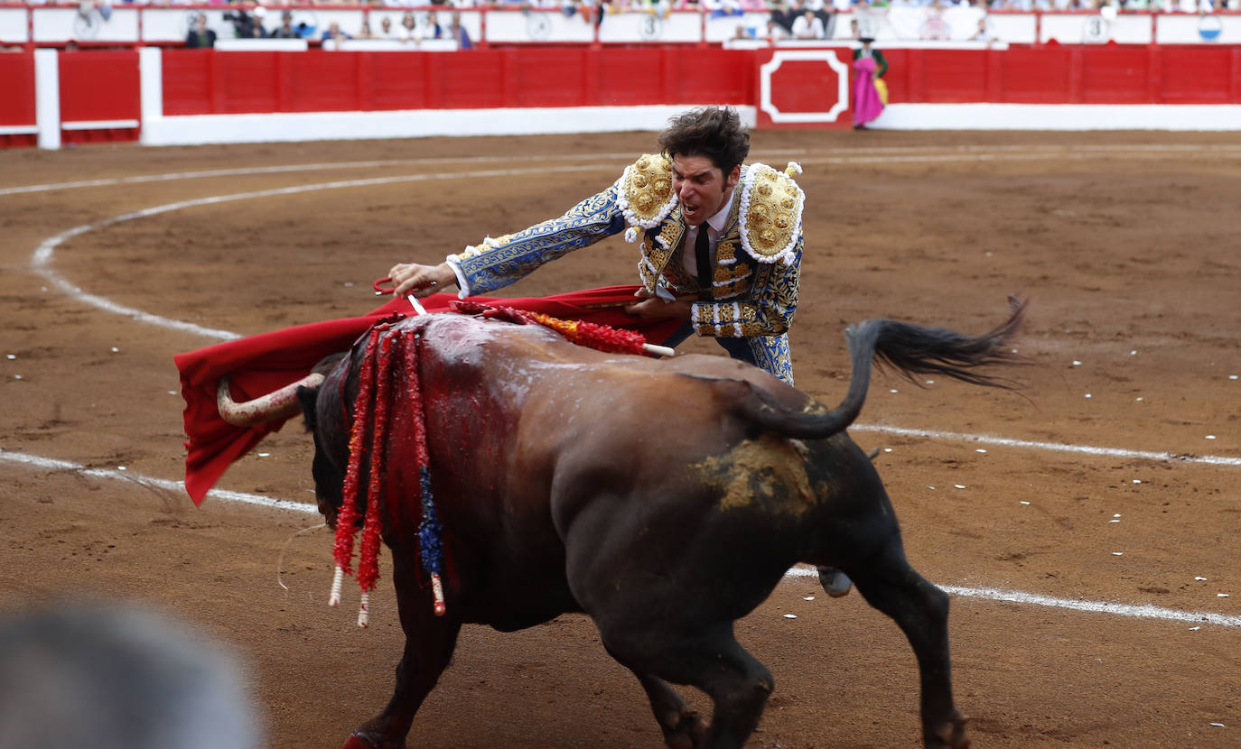 Cayetano entra a matar a uno de sus toros de la tarde.