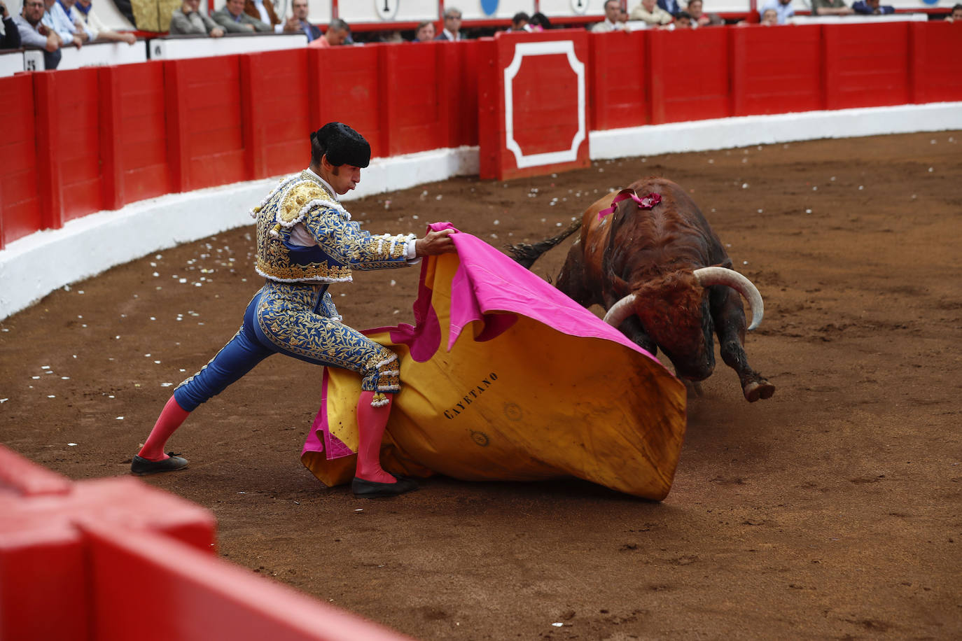 Lance con la rodilla flexionada de Cayetano Rivera a su primer oponente.