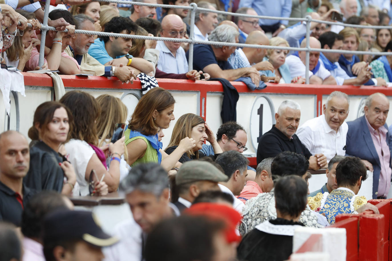 La presidenta María José Sáenz de Burgaua siguió la corrida de Santiago desde la barrera junto a su jefe de gabinete Enrique Munarriz, y la consejera de Presidencia, Isabel Urrutia, entre otros.