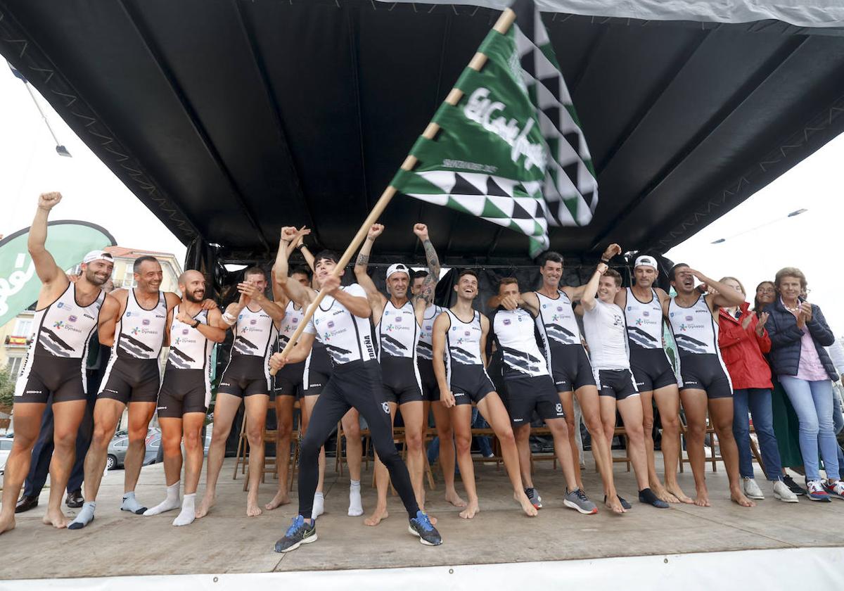 Los remeros de Pedreña festejan su victoria en la Bandera de El Corte Inglés, la primera que ganan en esta temporada.