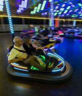 Imagen secundaria 2 - 1. Jóvenes esperando su turno en una de las atracciones. | 2. Una pareja disfrutando de los coches de choque. | 3. Una de las atracciones acuáticas.