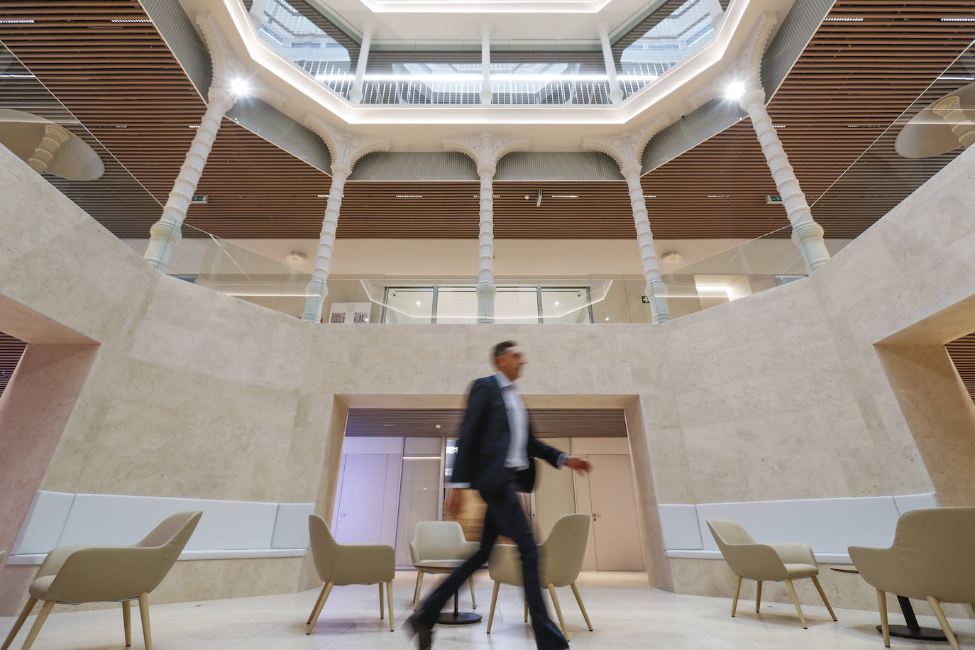 Aunque el edificio se ha ido transformando varias veces a lo largo del tiempo, siempre ha mantenido una estructura de pilares de fundición en el patio interior