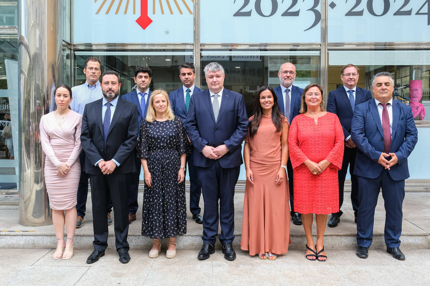 De izquierda a derecha, delante, Marta García, José Ramón Paterna, María Jesús Vicente, Luis Ángel Agüeros, Ana María de la Calzada, Ana Madrazo y Fernando Olaiz. Detrás: Ismael Gallo, José Manuel Ramírez, Jesús Bulnes, Juan Llanos y Javier Vidal Campa