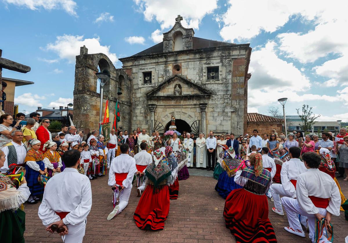 Bailes y campanadas en Santa Ana