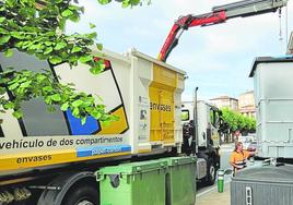 Recogida de los residuos selectivos en los nuevos contenedores semisoterrados del centro de San Vicente.