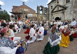 La Agrupación de Danzas Nuestra Señora Virgen de las Nieves se arrodilla ante la patrona, este miércoles, durante el baile tradicional tras la misa y la procesión.