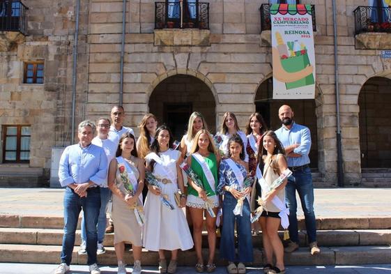 La reina y sus damas, en primera fila.