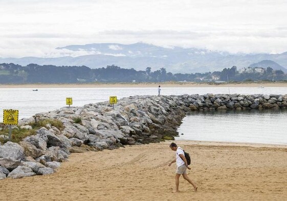 La escollera de la playa de la Magdalena, levantada en 2018 y sobre la que hay orden de desmantelamiento del Ministerio