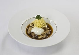 Unos huevos a baja temperatura emplatados por el chef Jesús Sanchez.