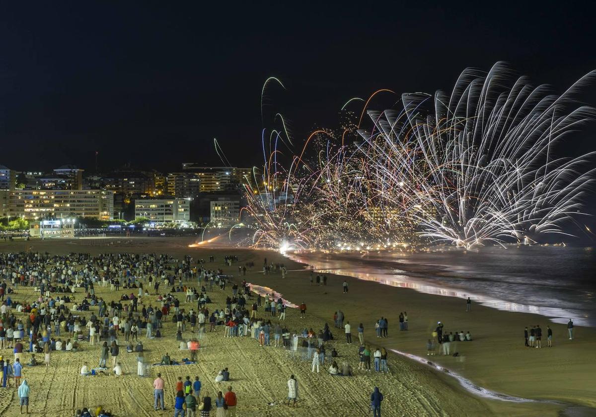 Fuegos artificiales en la Segunda Playa de El Sardinero.