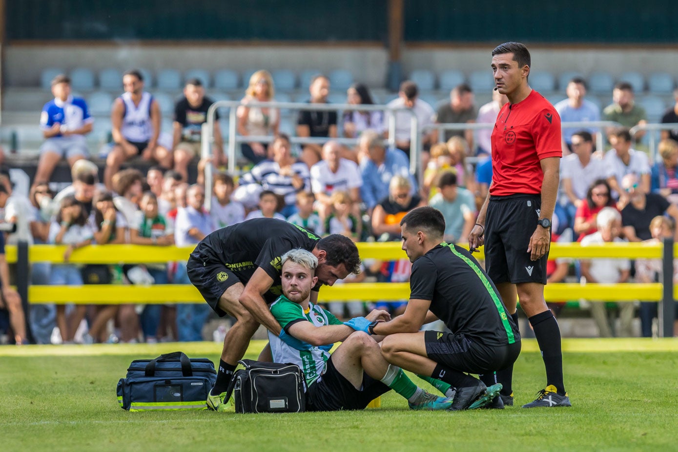 Peque, atendido antes de tener que abandonar el terreno de juego. Le sustituyó Matheus.