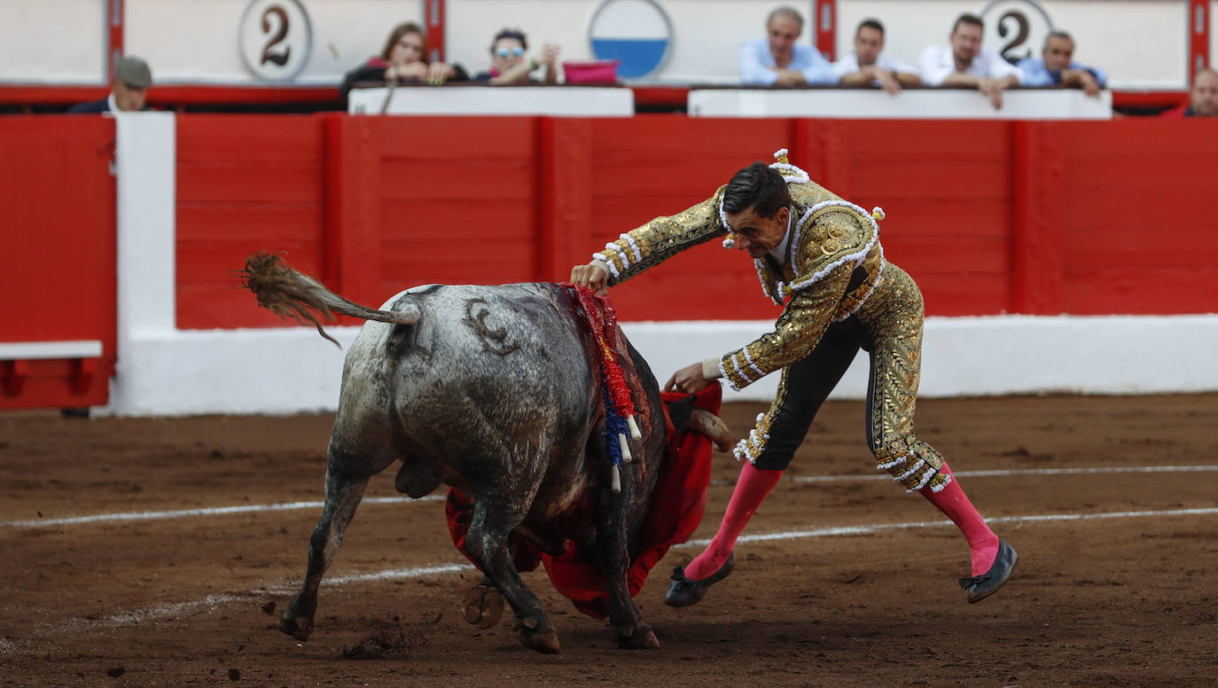 Paco Ureña en uno de los momentos álgidos de su faena.