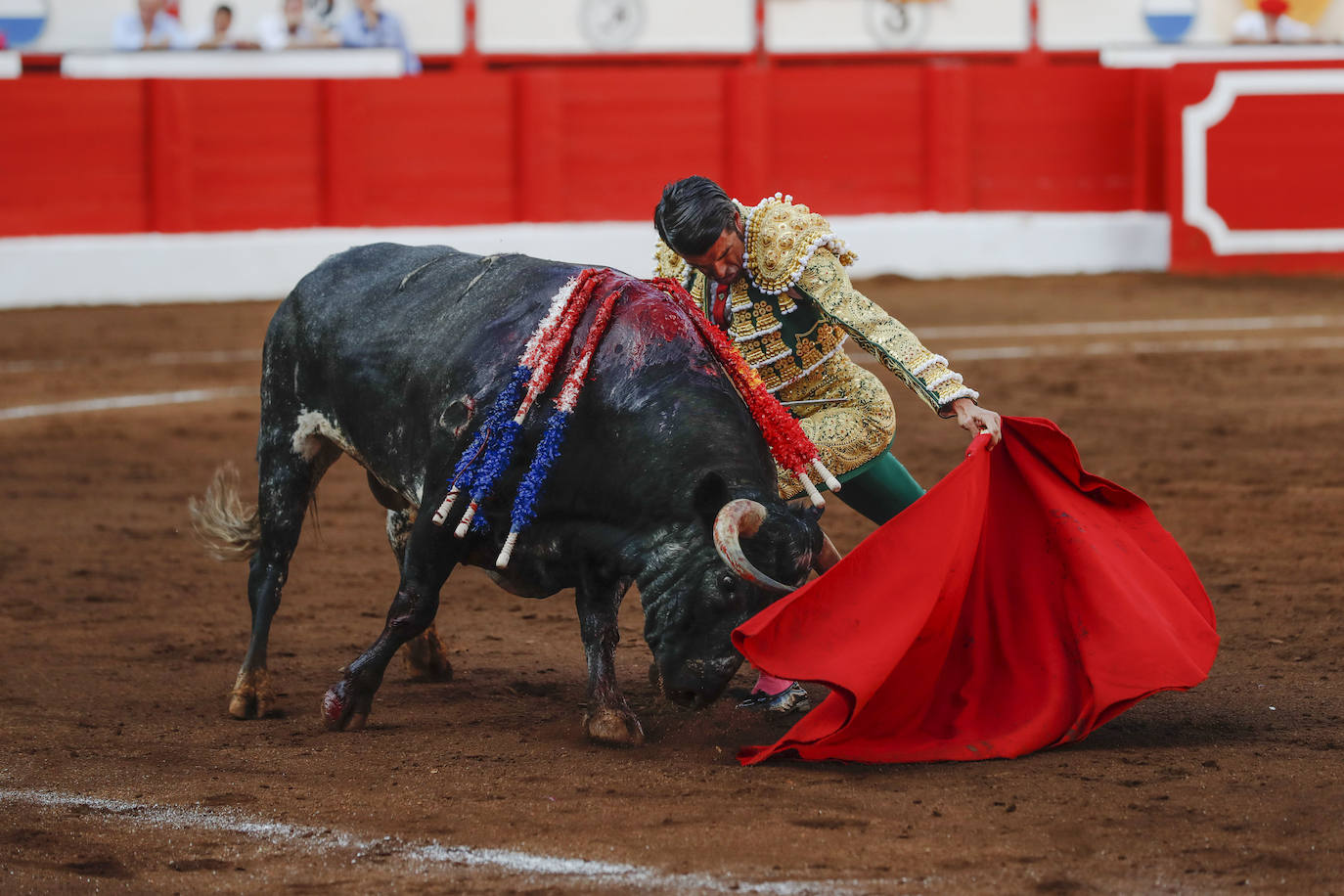 López Chaves torea a uno de sus astados.