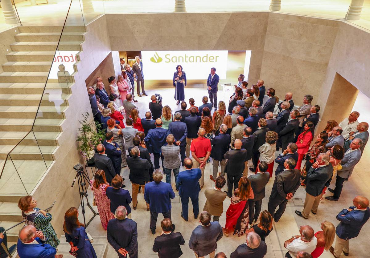 Ana Botín se dirige al centenar de invitados que asistieron al acto inaugural del remodelado edificio de Hernán Cortés.