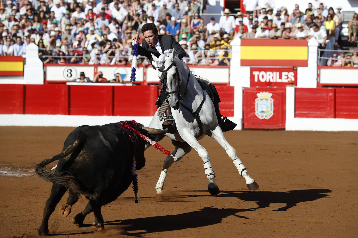 Leonardo Hernández, Lea Vicens y Guillermo Hermoso de Mendoza protagonizaron la lidia de las reses de El Canario.