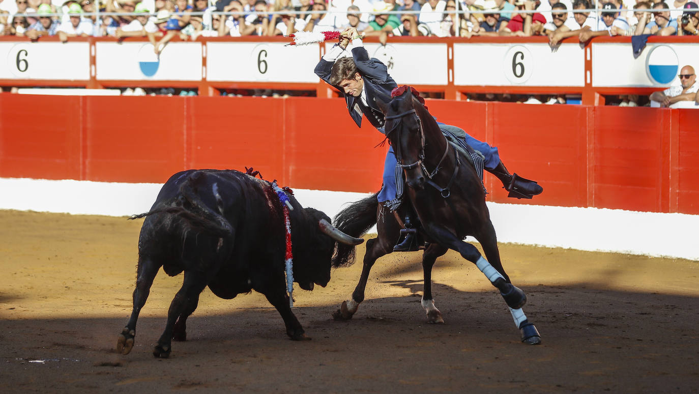 Leonardo Hernández, Lea Vicens y Guillermo Hermoso de Mendoza protagonizaron la lidia de las reses de El Canario.