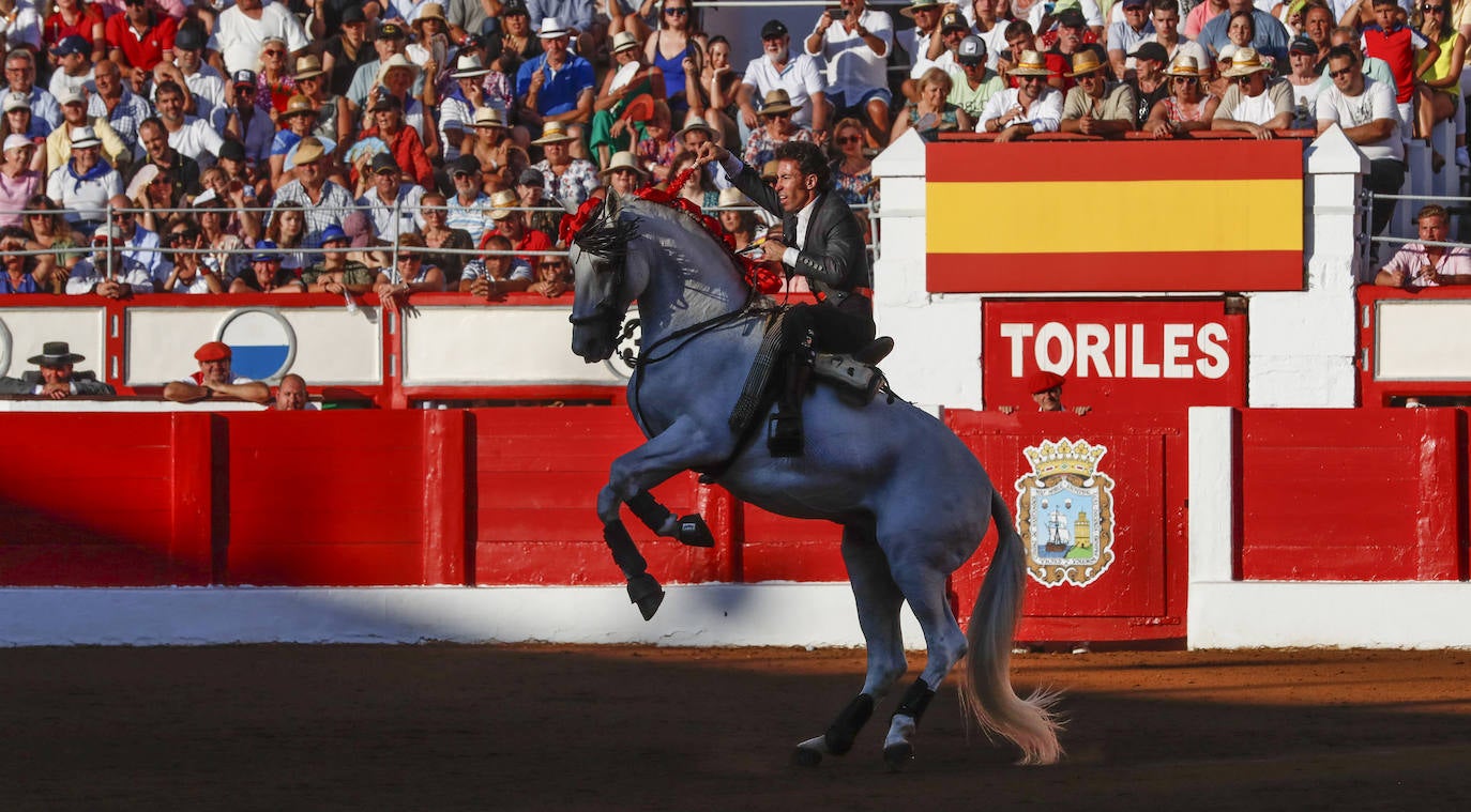 Leonardo Hernández, Lea Vicens y Guillermo Hermoso de Mendoza protagonizaron la lidia de las reses de El Canario.