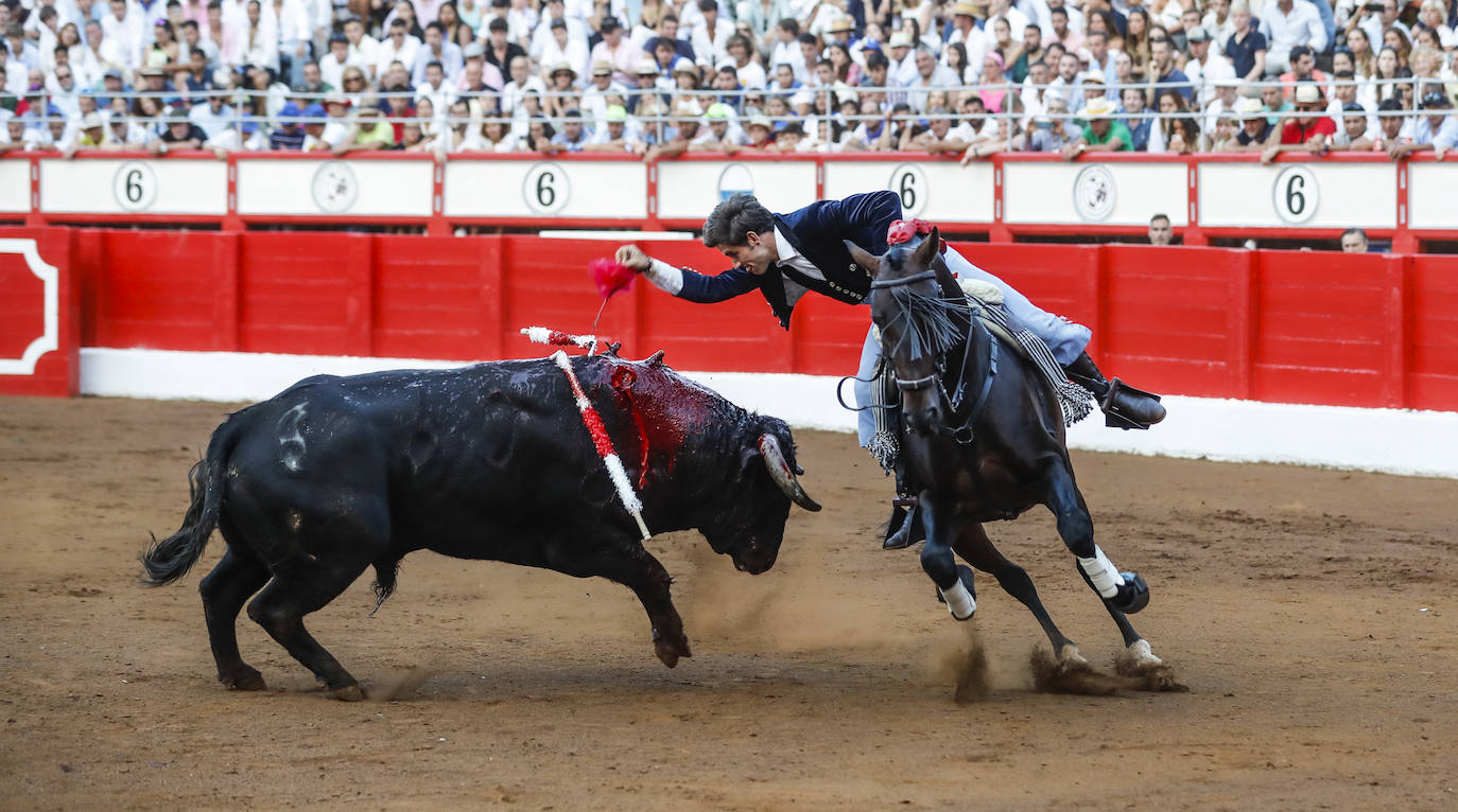 Leonardo Hernández, Lea Vicens y Guillermo Hermoso de Mendoza protagonizaron la lidia de las reses de El Canario.