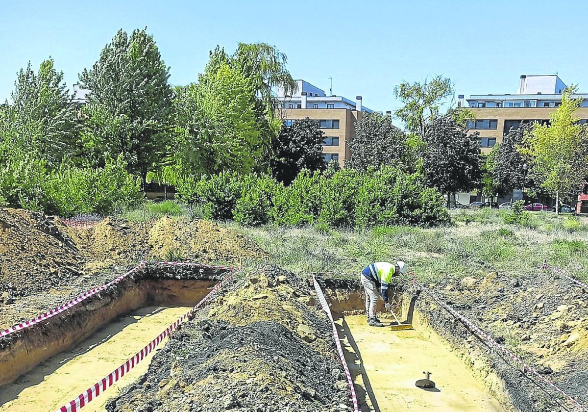 Un trabajador ejecuta las catas arqueológicas previstas en el proyecto del tramo Palencia-Palencia Norte, primer tramo del AVE a Cantabria.