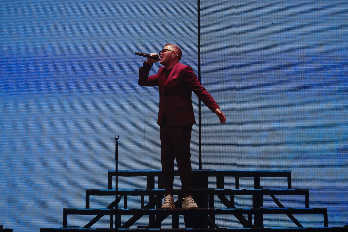 De rojo y con gafas de sol, el artista cantó todo lo escrito, y un poco más.