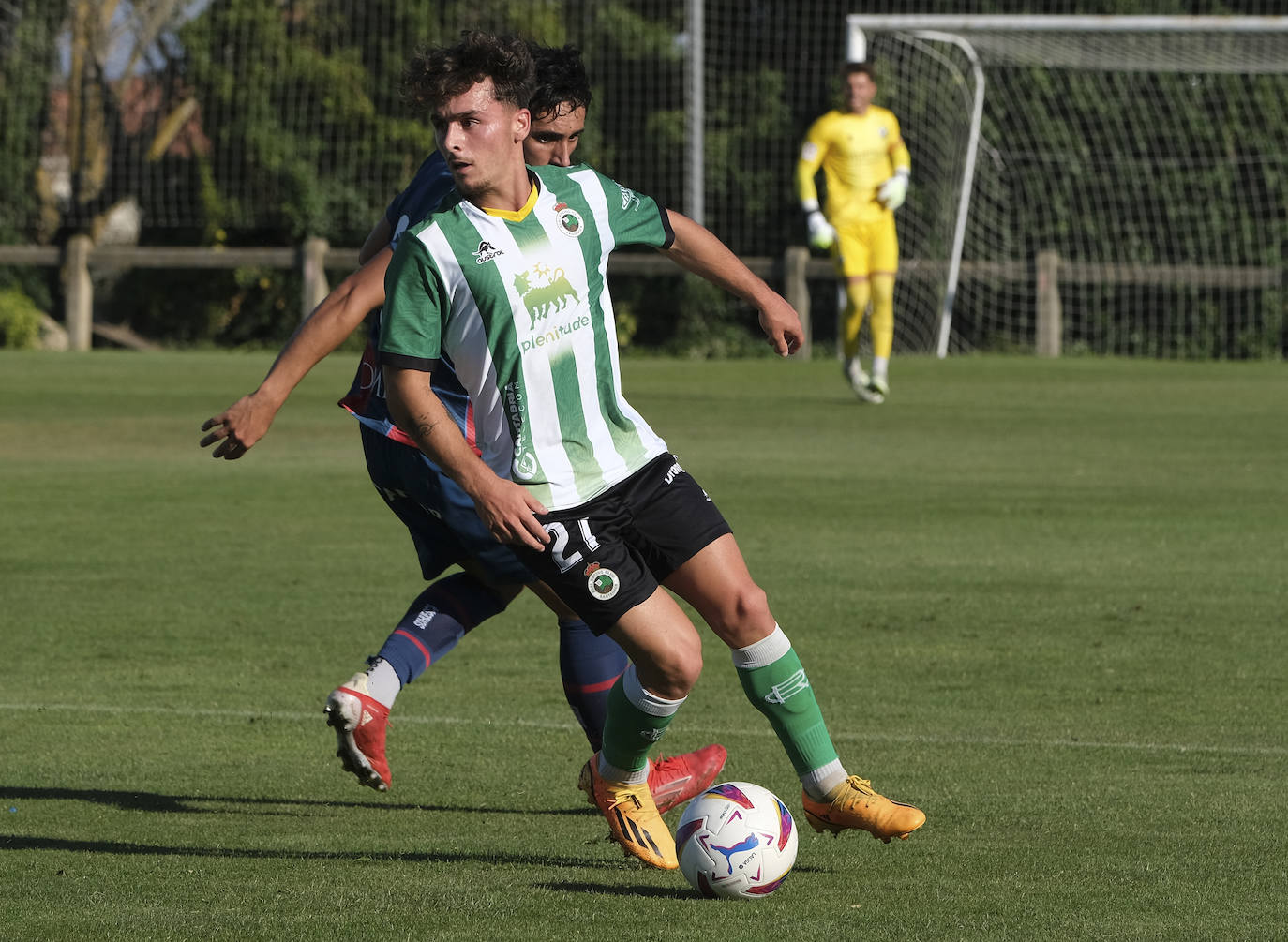 Uno de los lances del encuentro. El dominio del medio campo fue uno de los objetivos de ambos equipos.