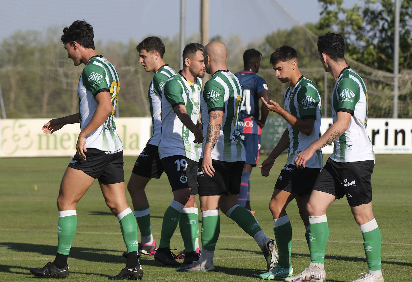 El calor aprentó y los jugadores aprovecharon los recesos para coger aire.