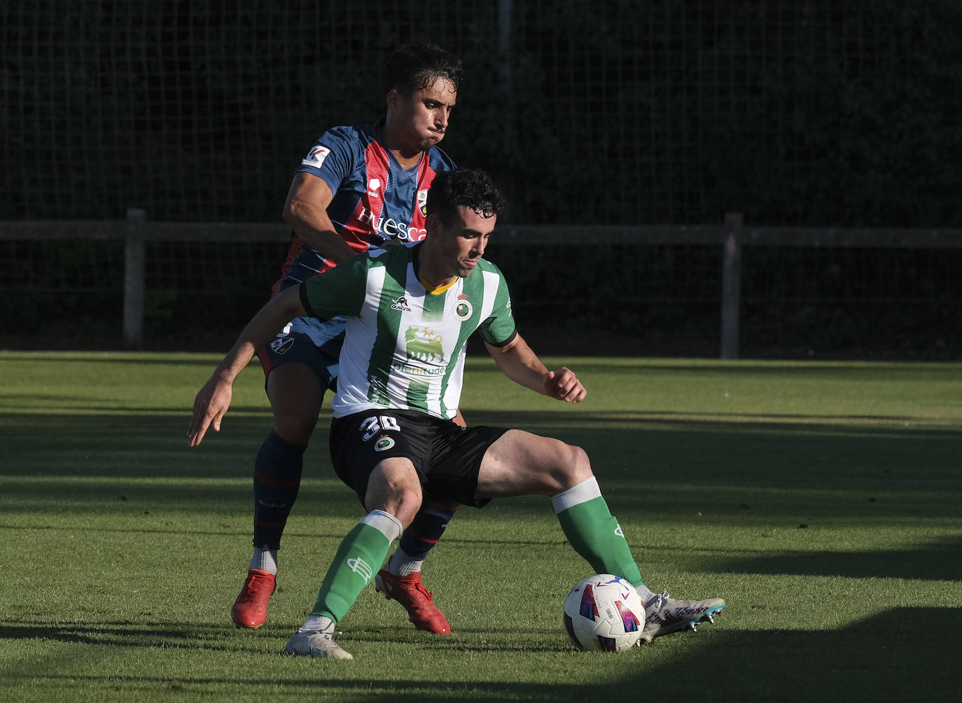 Un jugador verdiblanco defiende el esférico ante la presión rival.