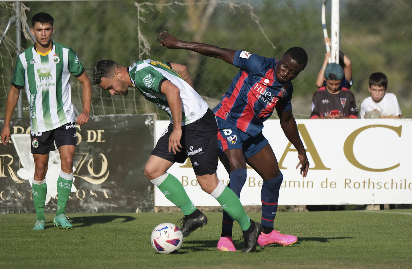Un jugador cántabro dribla a un contrario,