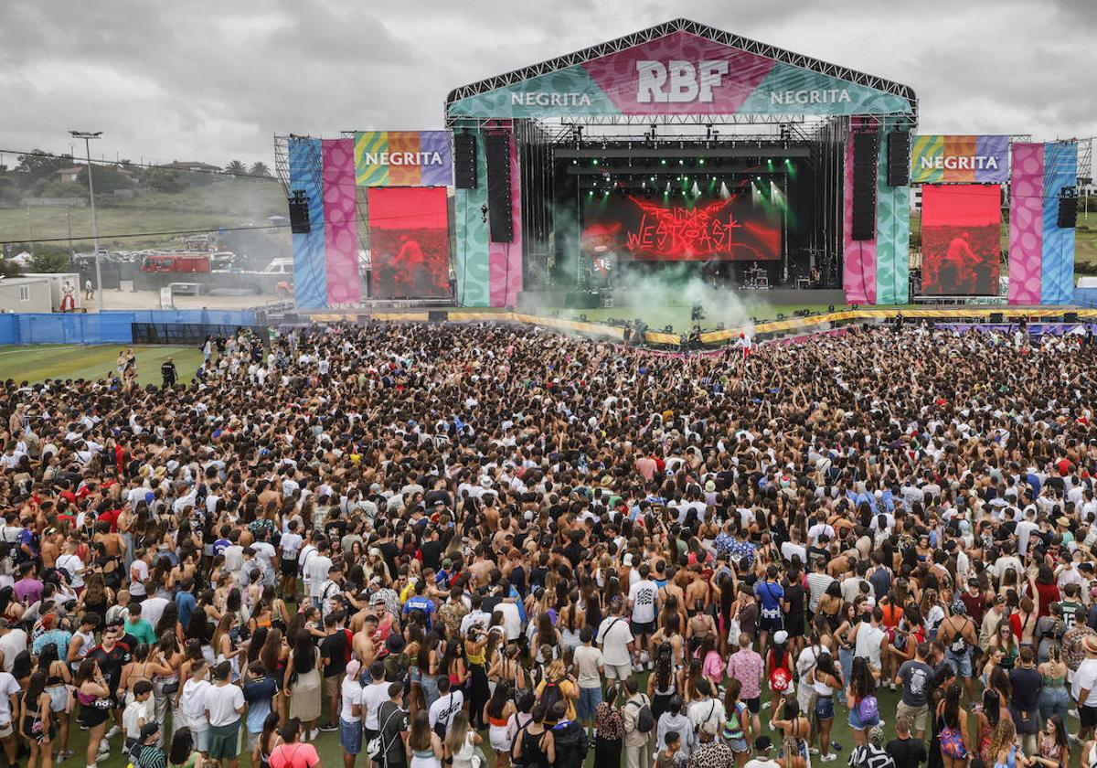 Miles de jóvenes participan en la primera jornada del Reggaeton Beach