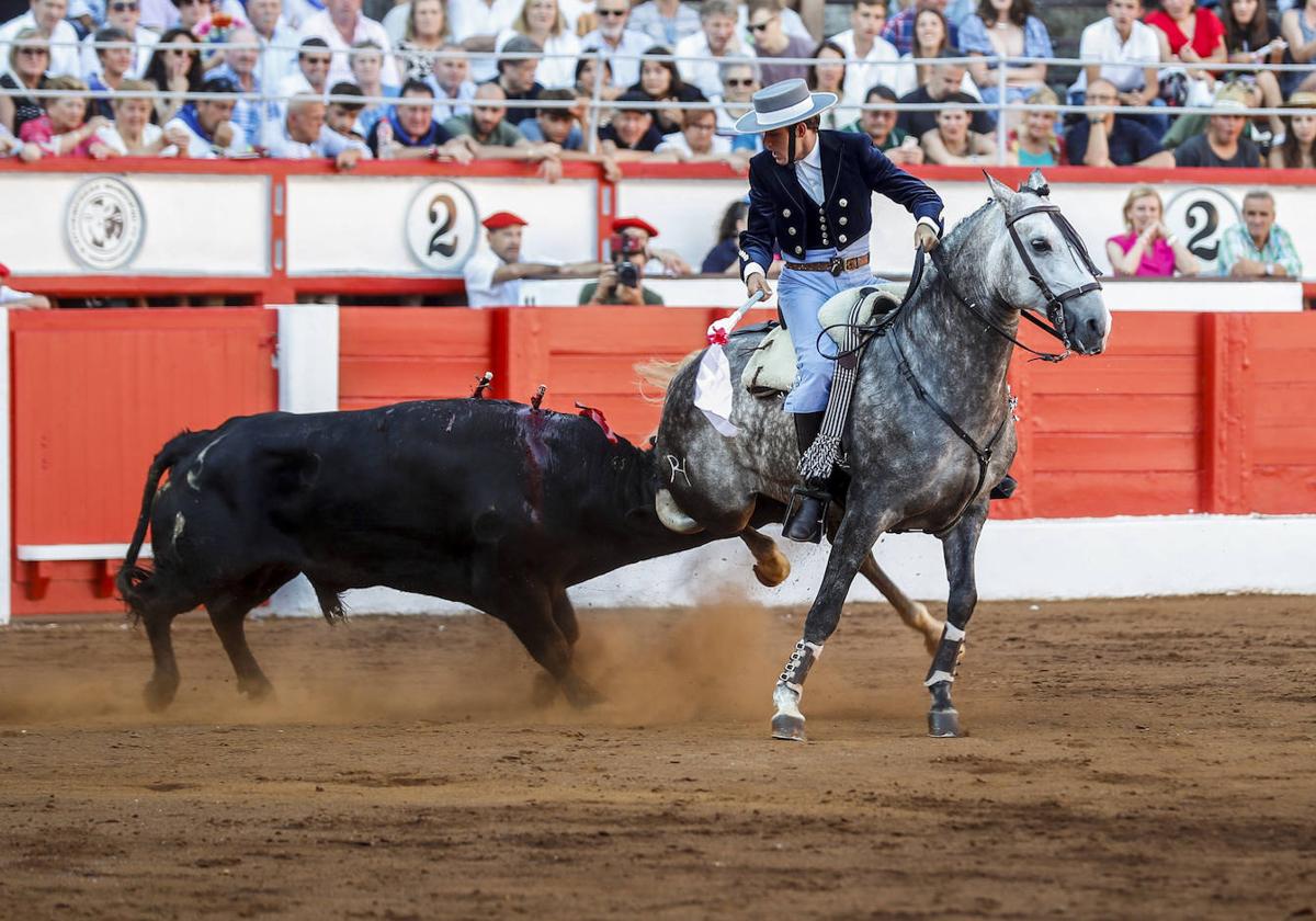 La fiesta del toreo a caballo cierra la Feria de Santiago