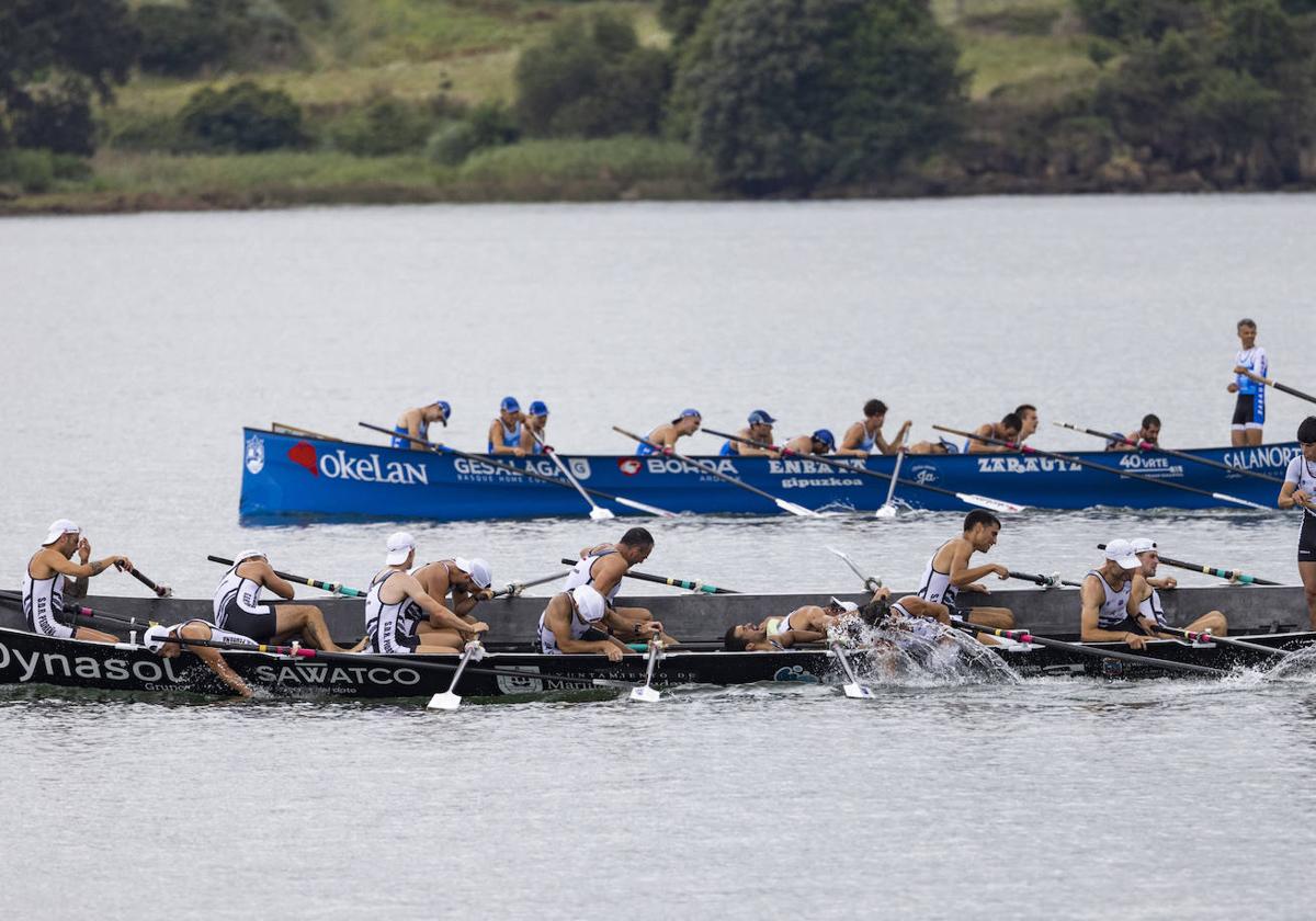 Los remeros de Pedreña al acabar la regata