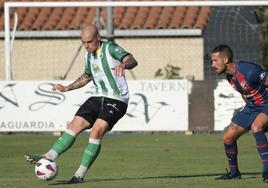 Jorge Pombo controla el balón ante un rival del Huesca en Laguardia.