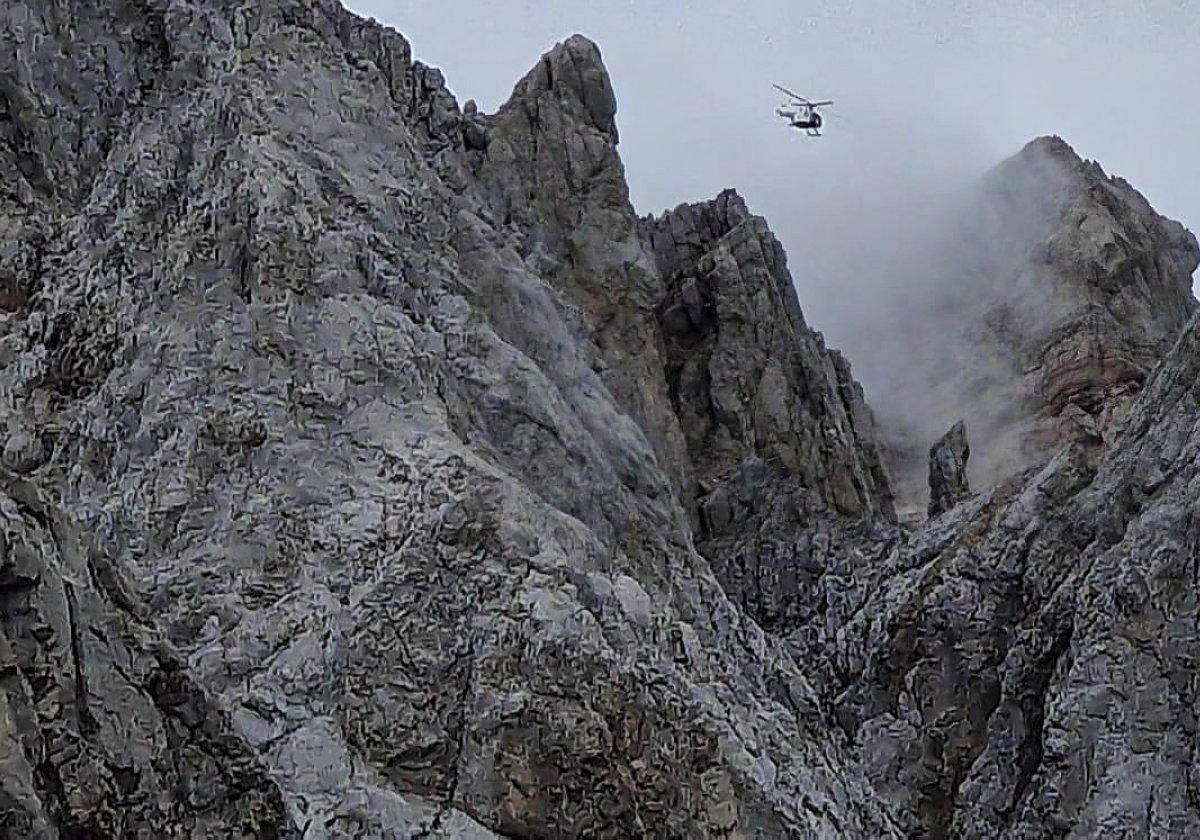 El helicóptero del Greim de Potes, en un momento del rescate del cuerpo de la montañera francesa fallecida el pasado viernes en Peña Vieja.