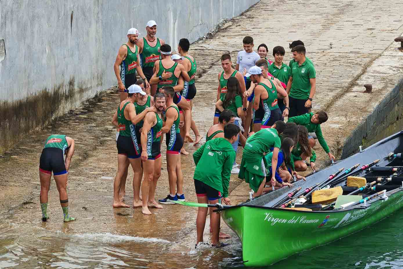 Felicitaciones y abrazos entre los remeros de Camargo.